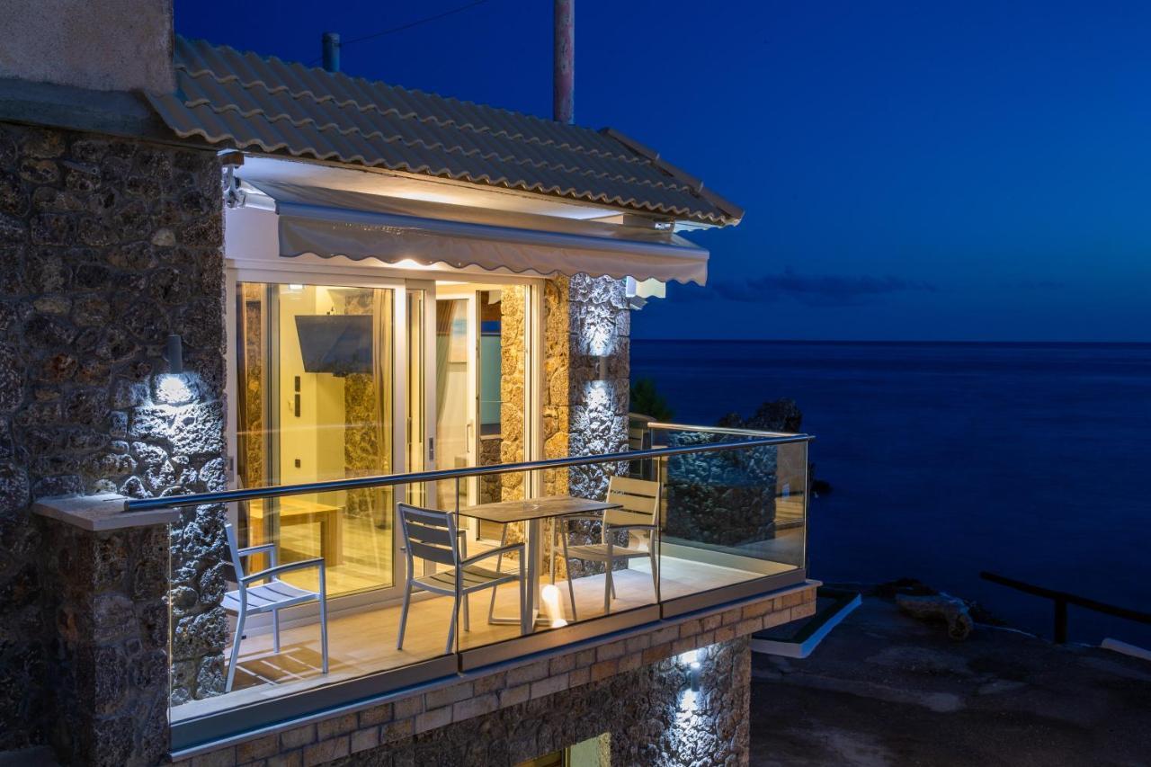 Black Rocks Family, Luxury Seafront Beach Maisonette อากิออส กอร์ดิออส ภายนอก รูปภาพ