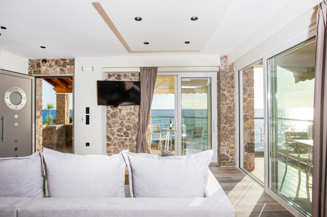 Black Rocks Family, Luxury Seafront Beach Maisonette อากิออส กอร์ดิออส ภายนอก รูปภาพ