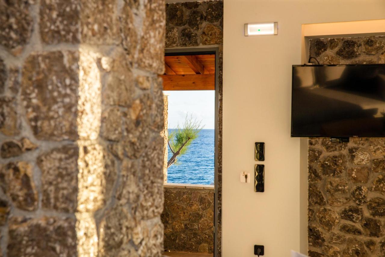 Black Rocks Family, Luxury Seafront Beach Maisonette อากิออส กอร์ดิออส ภายนอก รูปภาพ