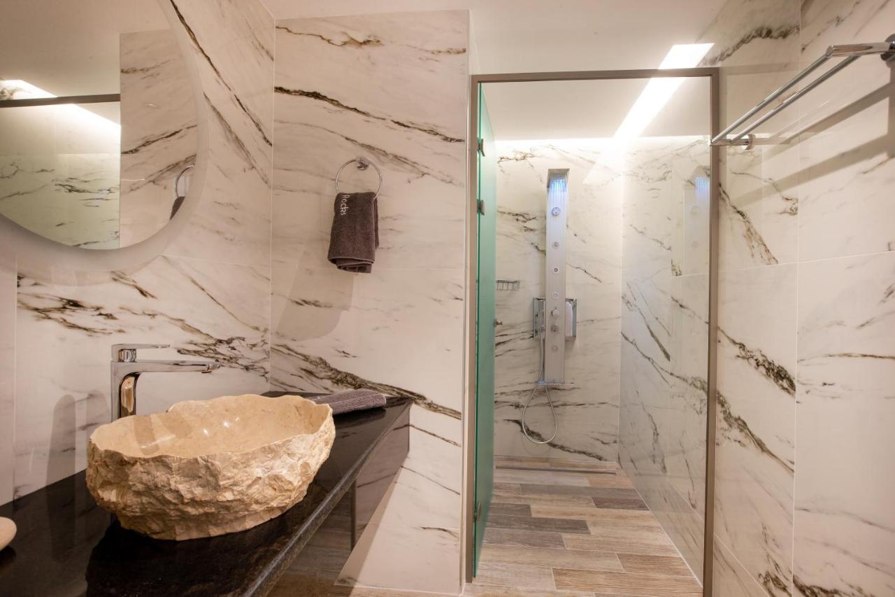 Black Rocks Family, Luxury Seafront Beach Maisonette อากิออส กอร์ดิออส ภายนอก รูปภาพ