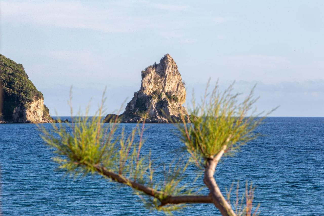 Black Rocks Family, Luxury Seafront Beach Maisonette อากิออส กอร์ดิออส ภายนอก รูปภาพ