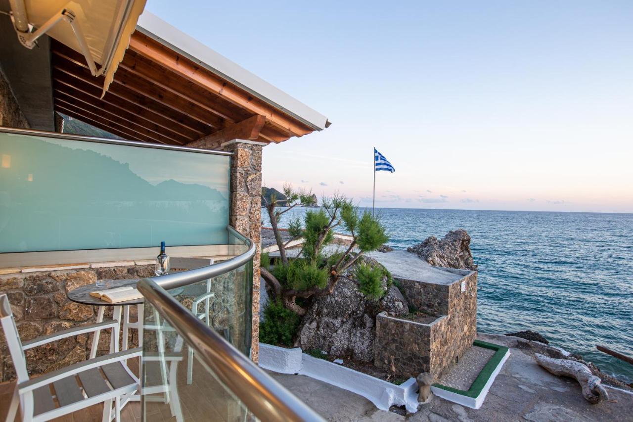 Black Rocks Family, Luxury Seafront Beach Maisonette อากิออส กอร์ดิออส ภายนอก รูปภาพ